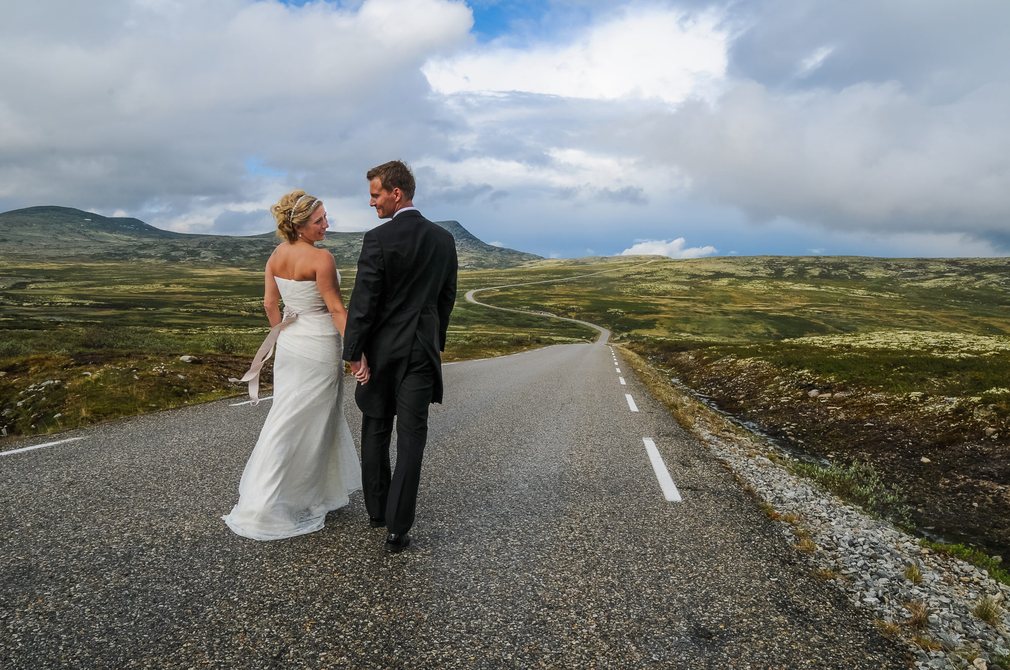 Bildet er et bryllupsfoto tatt på Friisvegen på Ringebufjellet. Syns bildet illustrerer ekteskapet på en måte man ikke ser så ofte i tradisjonelle bilder samtidig som det viser frem en av våre flotteste fjellveier