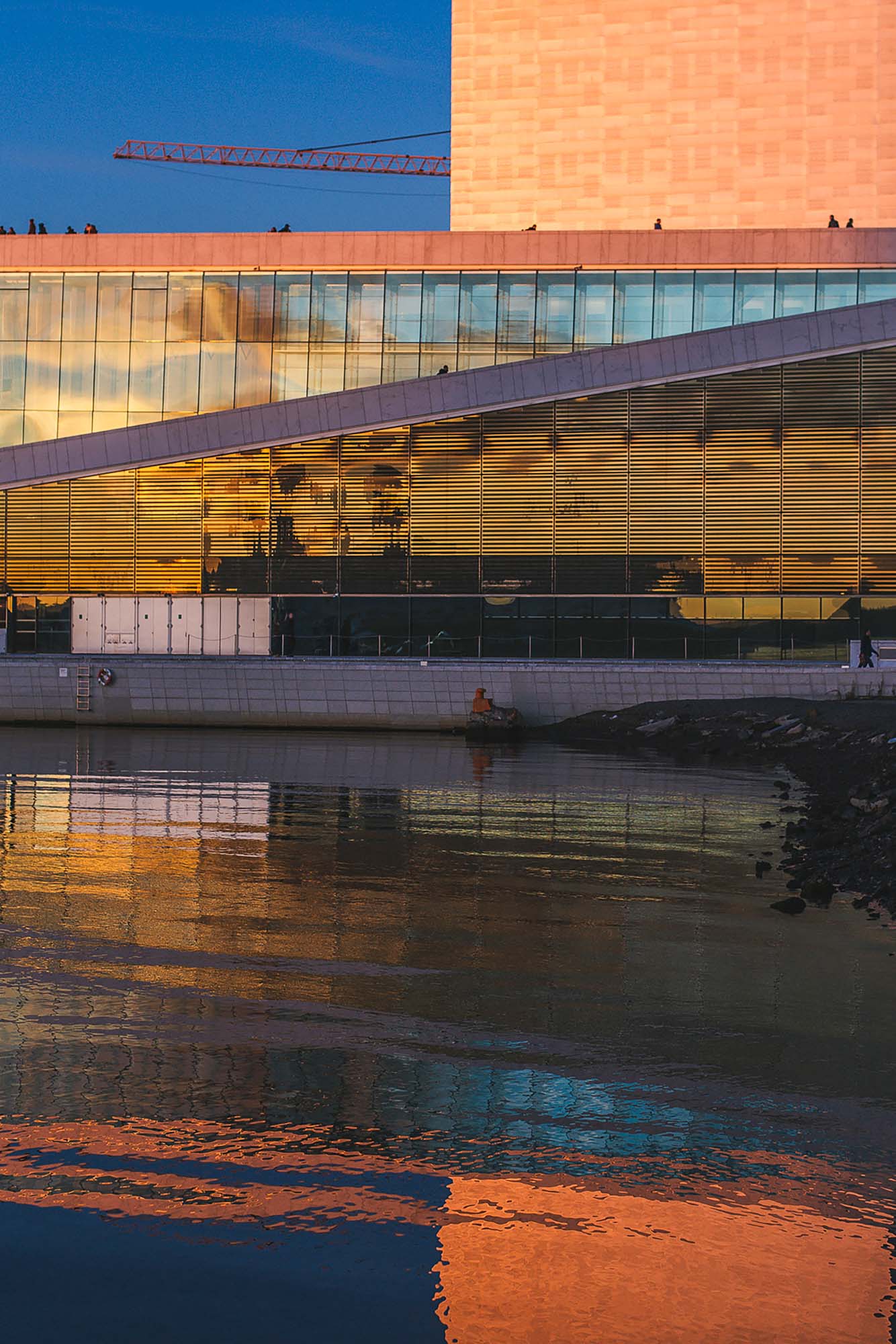 “The sun never knew how great it was until it hit the side of a building.” - Louis Khan Bildet er tatt i Bjørvika i Oslo på senhøsten 2017, rett etter solnedgangen. Operahuset er veldig inspirerende å fotografere, særlig for dem som lar seg fascinere av arkitektur, rene linjer og symmetri.